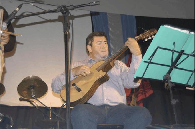 El subcomisario Daniel RodrÃ­guez AdemÃs de policÃ­a es un reconocido mÃºsico en La Madrid y supo ser Ãrbitro 