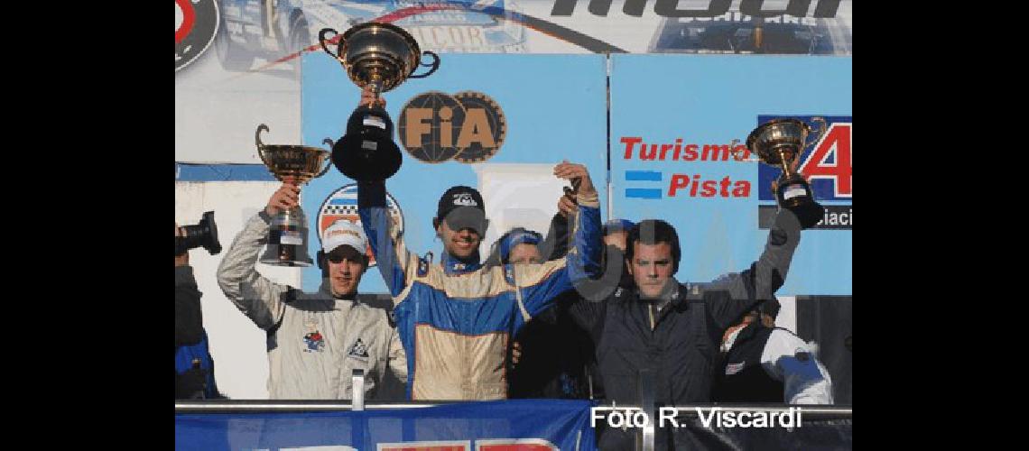 Bibiloni en el podio de La Plata junto con el ganador NicolÃs Posco y el tercero SebastiÃn Di Bella Foto Gentileza R Viscardi 