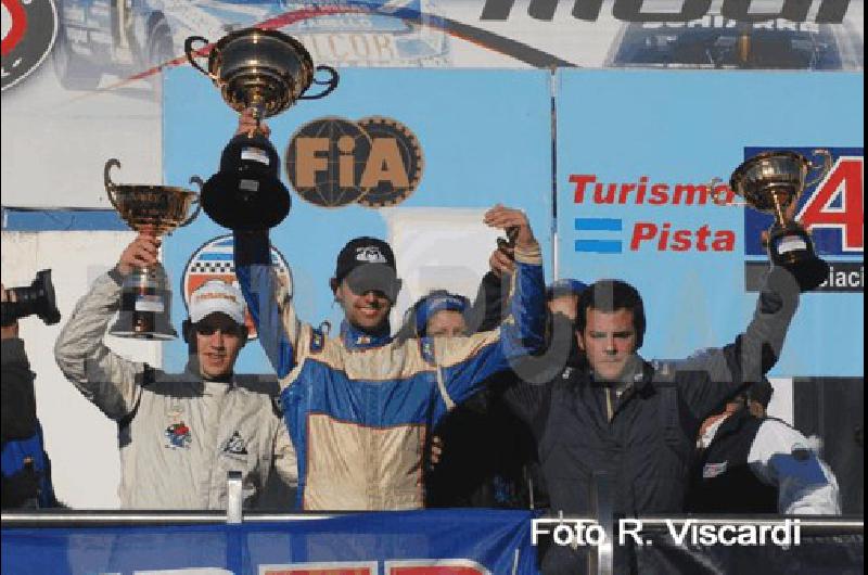 Bibiloni en el podio de La Plata junto con el ganador NicolÃs Posco y el tercero SebastiÃn Di Bella Foto Gentileza R Viscardi 
