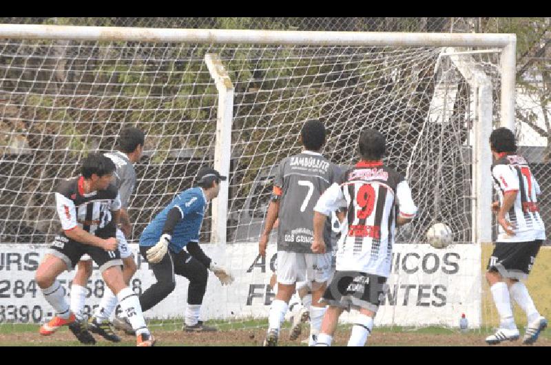 El cabezazo de Vivas deja sin chances a Ciolli y se mete junto al palo izquierdo Agencia 