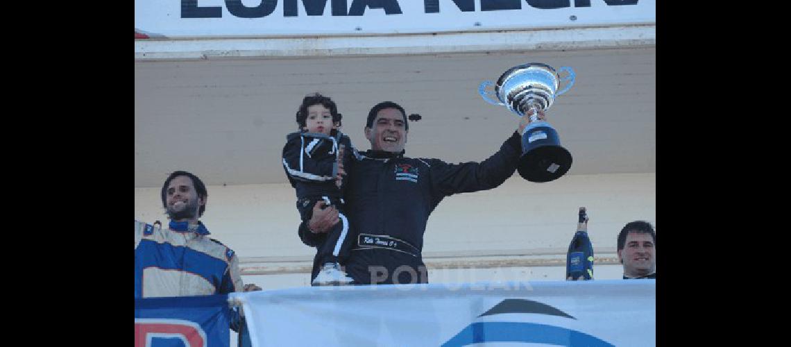 Una papÃ ganador Valentino Torres en brazos del Kelo Foto gentileza Telmo