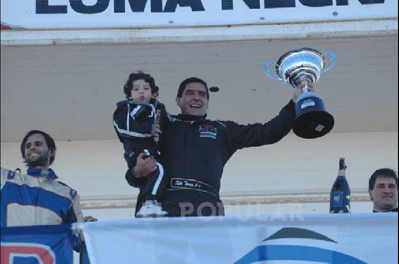 Una papÃ ganador Valentino Torres en brazos del Kelo Foto gentileza Telmo