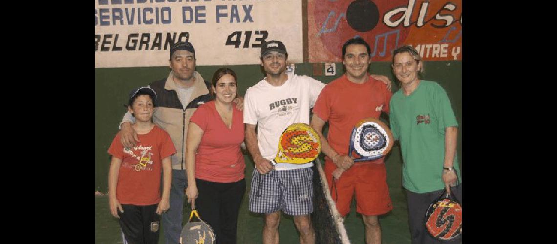 HÃ©ctor Bustos junto a habituales entusiastas del pÃdel 