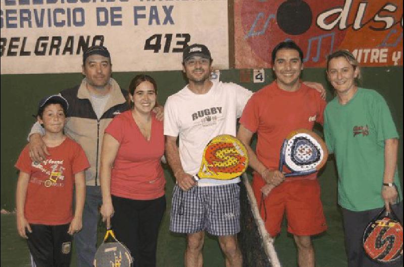 HÃ©ctor Bustos junto a habituales entusiastas del pÃdel 