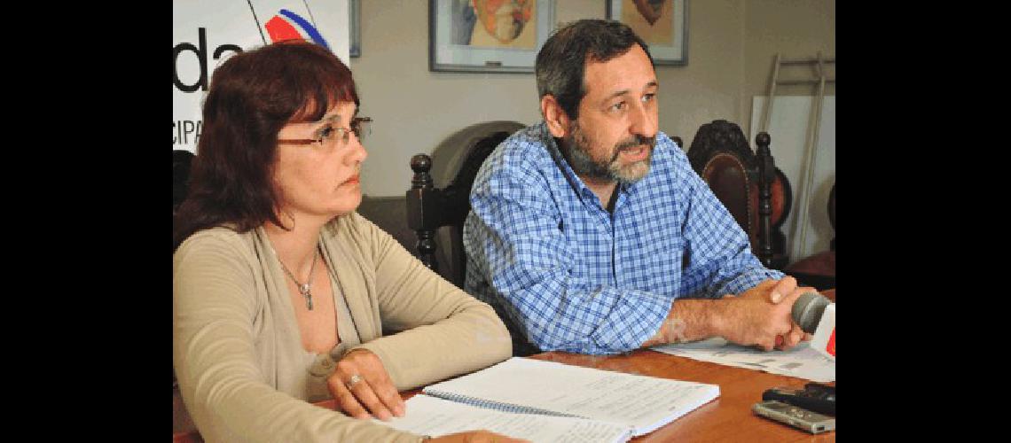 El secretario Pablo Torres junto a la subdirectora de EducaciÃ³n 
