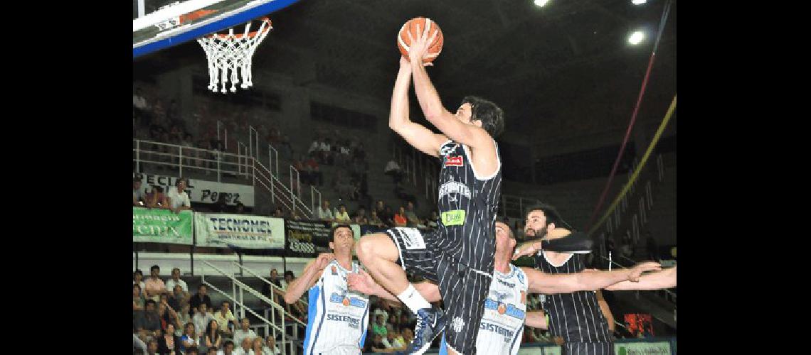 El alero rosarino Rodrigo SÃ�nchez aportÃ³ un par de dobles decisivos en el cierre para que el equipo bataraz quiebre a su rival Marcelo Kehler 
