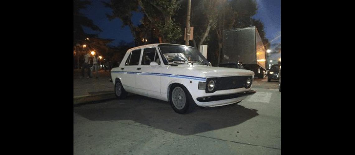 Lucas FernÃndez con su Fiat 128 serÃ uno de los olavarrienses que disfrutarÃn de la tarde - noche del sÃbado Prensa 