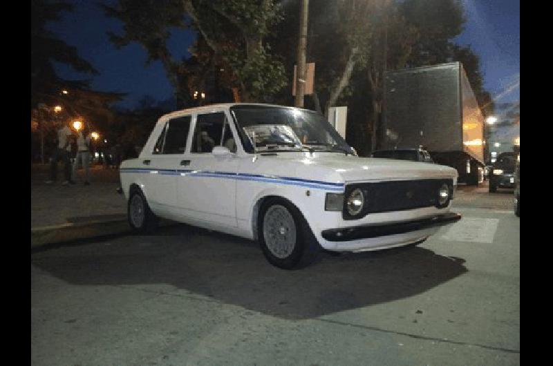 Lucas FernÃndez con su Fiat 128 serÃ uno de los olavarrienses que disfrutarÃn de la tarde - noche del sÃbado Prensa 