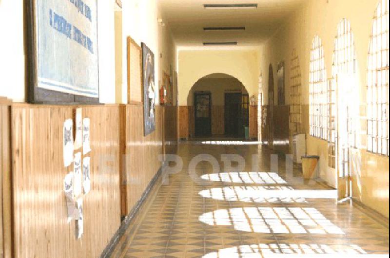 Las escuelas estuvieron prÃcticamente desiertas en La Madrid El paro promediÃ³ el 90 por ciento en los dos dÃ­as Agencia 