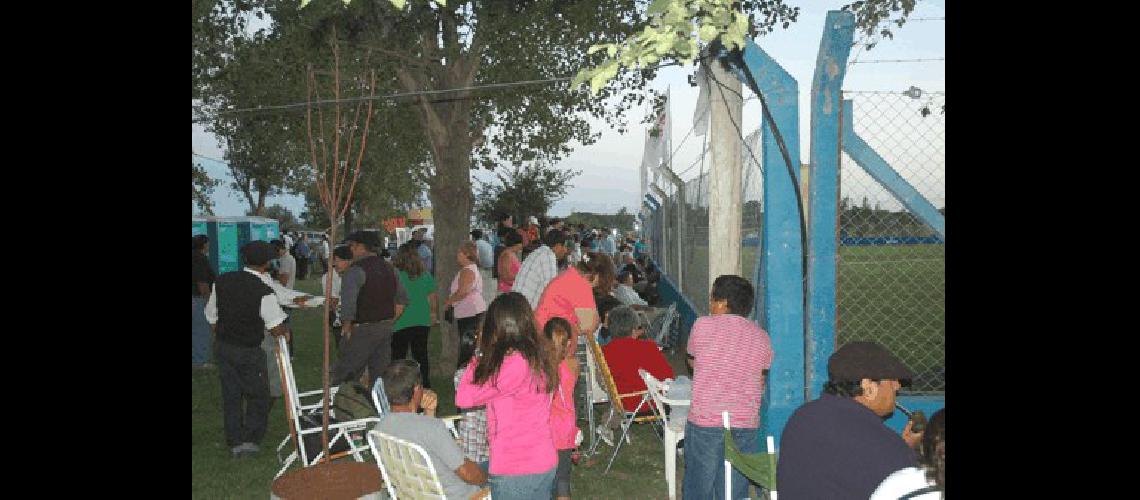 Una importante cantidad de pÃºblico se dio cita a la jineteada nocturna realizada el sÃbado en el Deportivo Barracas 