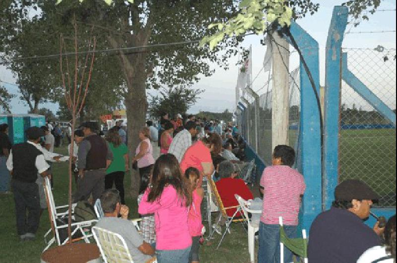 Una importante cantidad de pÃºblico se dio cita a la jineteada nocturna realizada el sÃbado en el Deportivo Barracas 