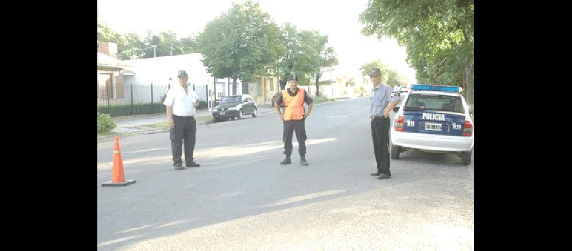 Oficiales de TrÃnsito y de la PolicÃ­a intensifican los controles vehiculares para crear conciencia sobre la seguridad vial Agencia 