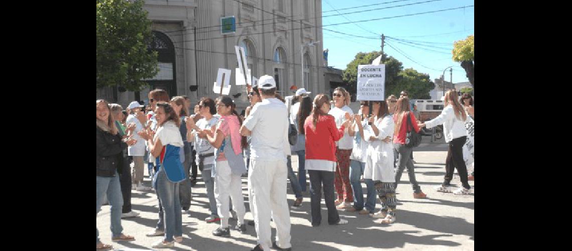 MÃs de 150 docentes de La Madrid se movilizaron por las calles cÃ©ntricas Agencia