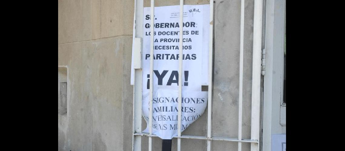 La bronca de los docentes con el gobernador Scioli es cada vez mayor en una semana que en La Madrid prÃcticamente no hubo clases 