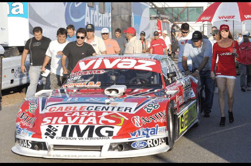 El primer dÃ­a del TC Pista en OlavarrÃ­a mostrÃ³ como dueÃ±o de la clasificaciÃ³n provisoria al piloto local NicolÃs Pezzucchi con la Dodge del UR Racing 