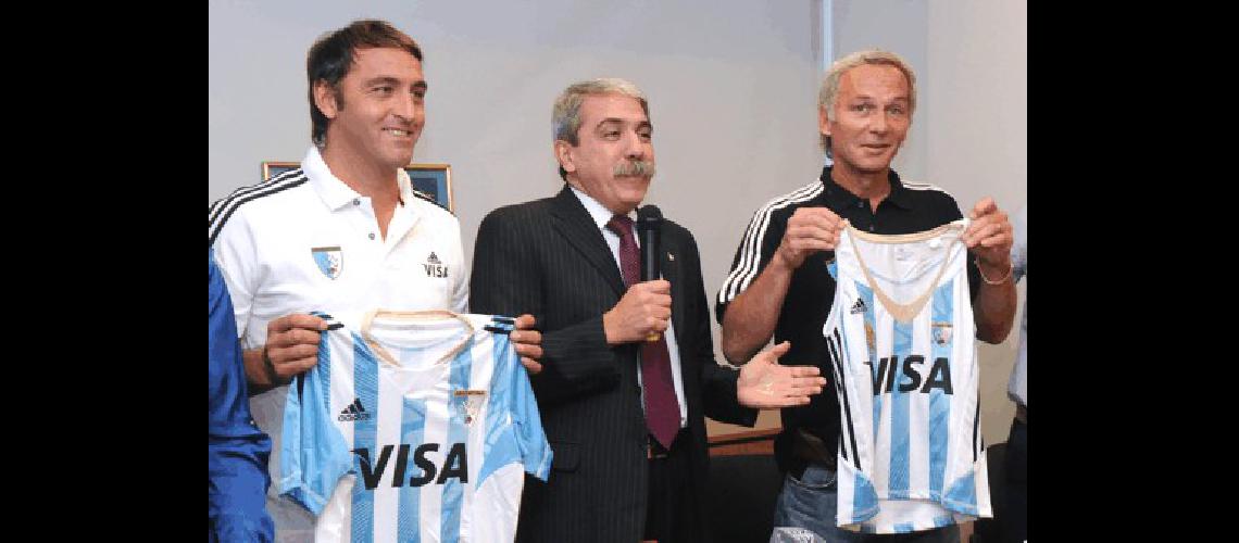 El titular de la CAH AnÃ­bal FernÃndez presentÃ³ a los nuevos entrenadores de las selecciones argentinas- Carlos Chapa Retegui y Emanuel Roggero 