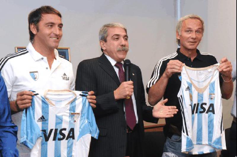 El titular de la CAH AnÃ­bal FernÃndez presentÃ³ a los nuevos entrenadores de las selecciones argentinas- Carlos Chapa Retegui y Emanuel Roggero 