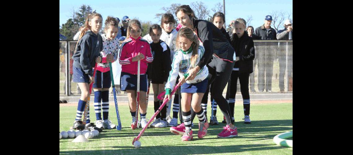 EnseÃ±ar a los mÃs pequeÃ±os Luciana Aymar entregÃ³ una clÃ­nica inolvidable en OlavarrÃ­a donde chicos y chicas disfrutaron de la Leona 