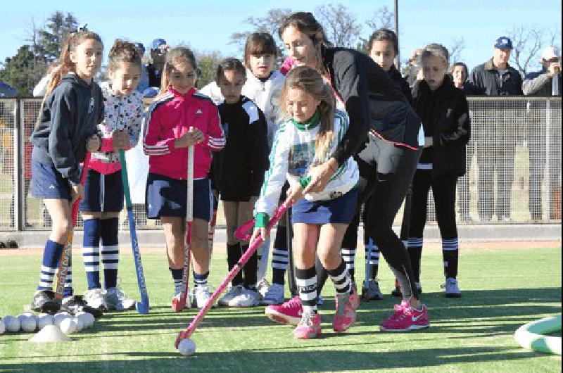 EnseÃ±ar a los mÃs pequeÃ±os Luciana Aymar entregÃ³ una clÃ­nica inolvidable en OlavarrÃ­a donde chicos y chicas disfrutaron de la Leona 