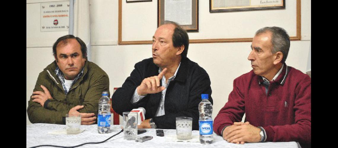 El senador estuvo acompaÃ±ado en la mesa por HernÃn Melhose y Juan Carlos RÃ­o 