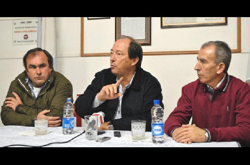 El senador estuvo acompaÃ±ado en la mesa por HernÃn Melhose y Juan Carlos RÃ­o 
