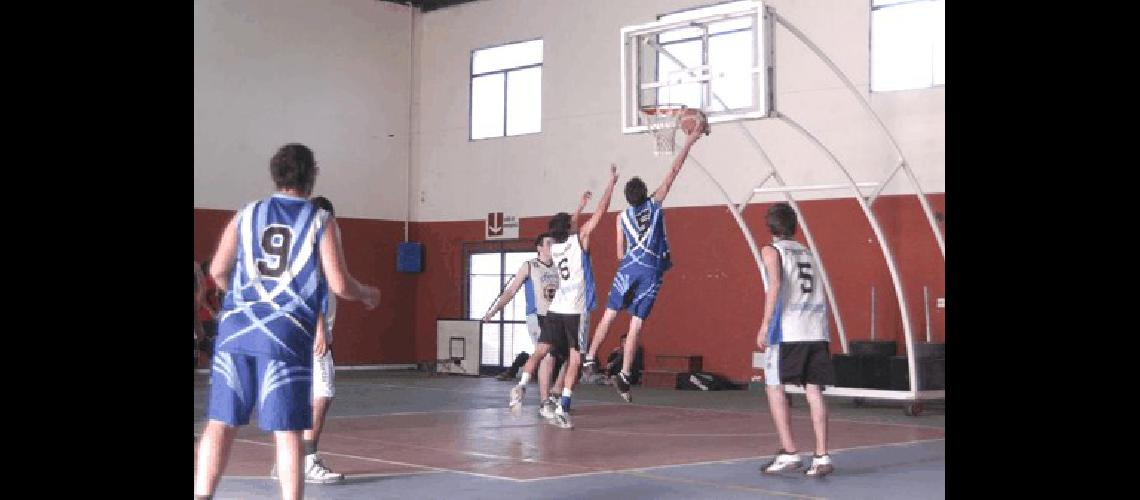 Racing de La Madrid estÃ disputando una nueva fecha del Oficial en este fin de semana largo tanto en infantiles como en Primera 