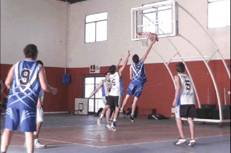 Racing de La Madrid estÃ disputando una nueva fecha del Oficial en este fin de semana largo tanto en infantiles como en Primera 
