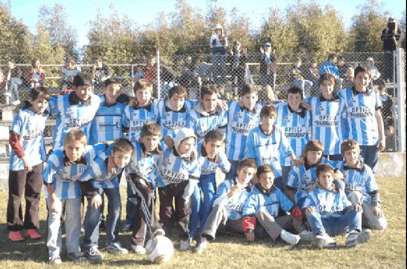 Emir Popp festeja su gol Racing le ganÃ³ 2 a 0 a Ingeniero en el superclÃsico de La Madrid 