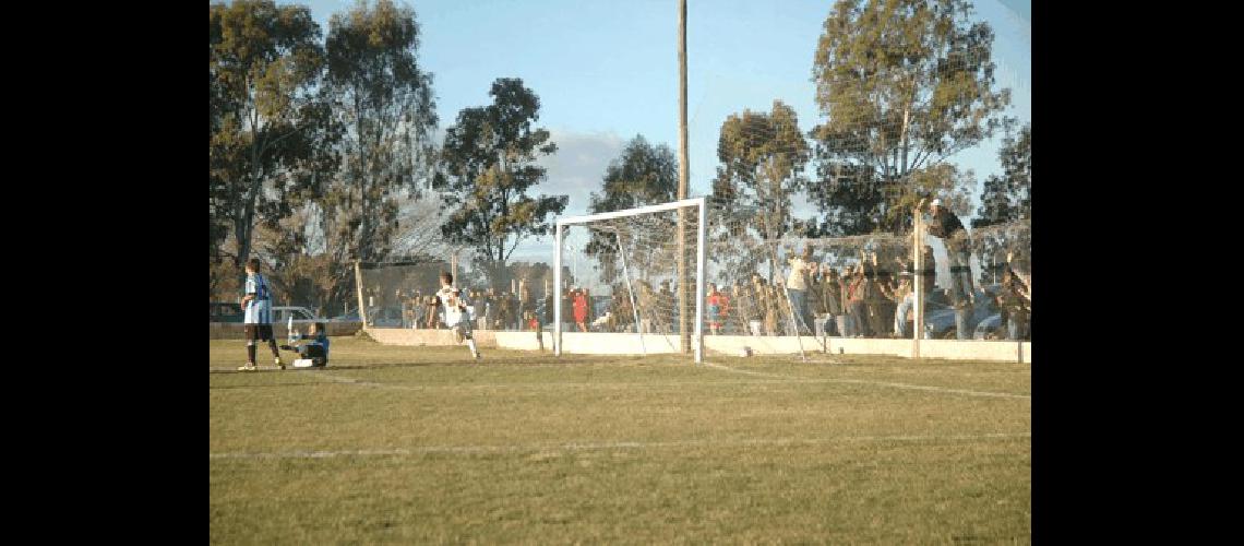La hinchada festeja el gol del Patotero GonzÃlez con que el Platense le ganÃ³ a Racing 