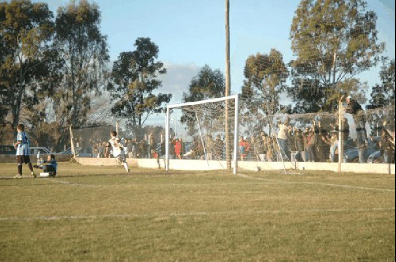 La hinchada festeja el gol del Patotero GonzÃlez con que el Platense le ganÃ³ a Racing 