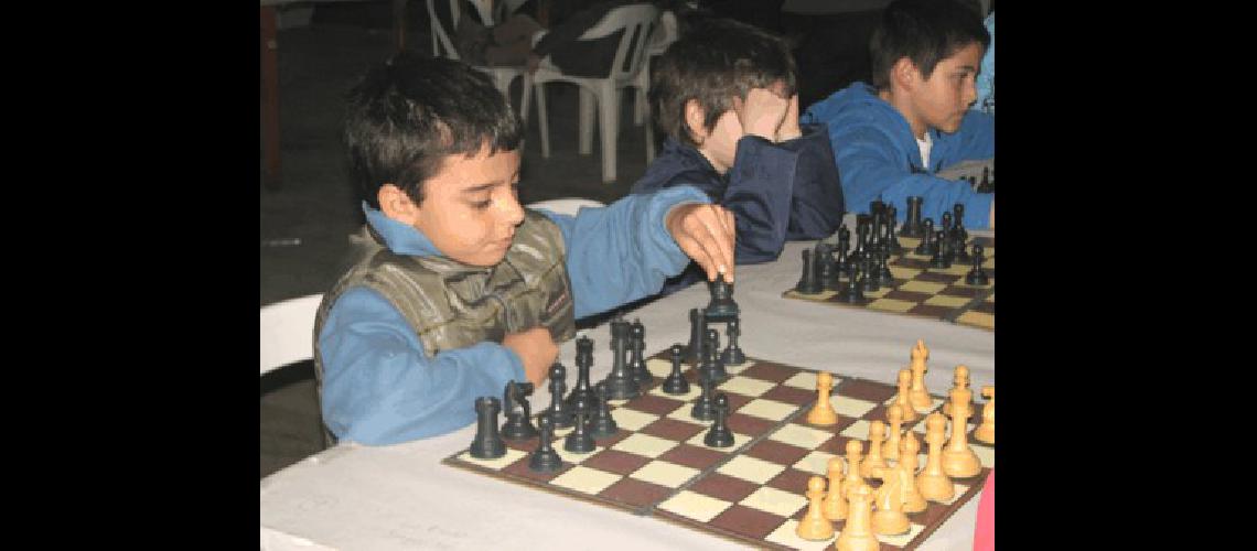 TomÃs Cruz junto al profesor Aldo GarcÃ­a Labandal 
