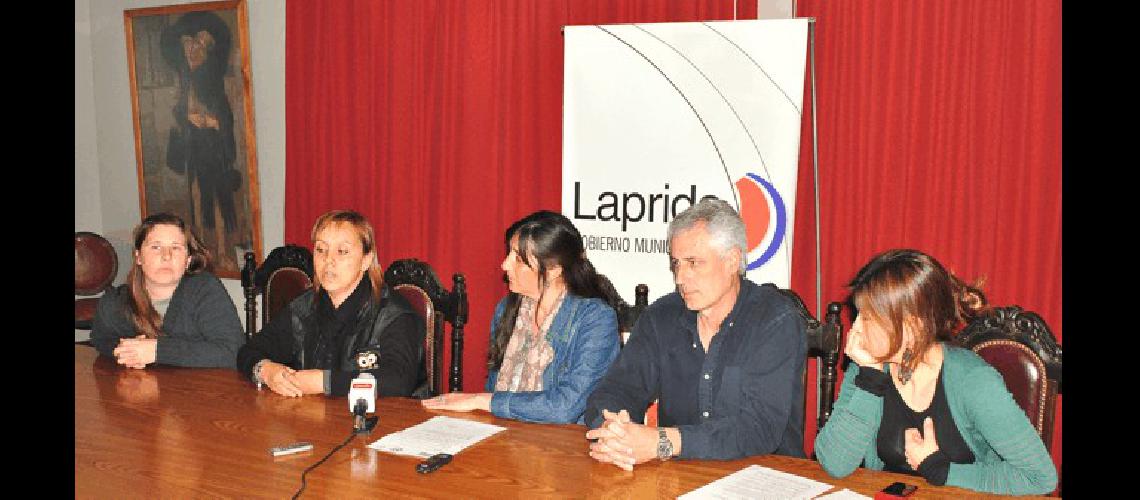 Los integrantes del Grupo FotogrÃfico junto a los concejales del FPV anunciaron el concurso 