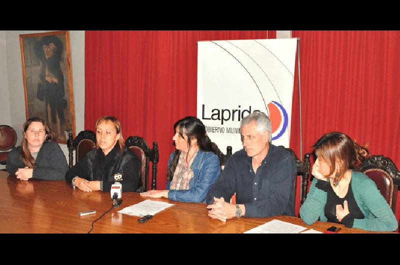 Los integrantes del Grupo FotogrÃfico junto a los concejales del FPV anunciaron el concurso 