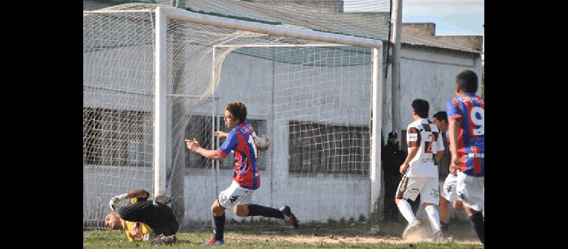 HernÃn Ruiz anota el segundo gol de LilÃn en el final del primer tiempo 