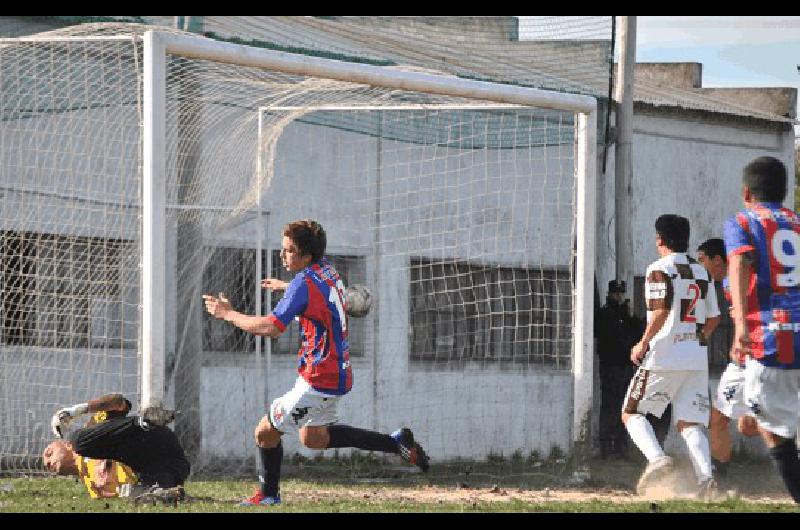 HernÃn Ruiz anota el segundo gol de LilÃn en el final del primer tiempo 