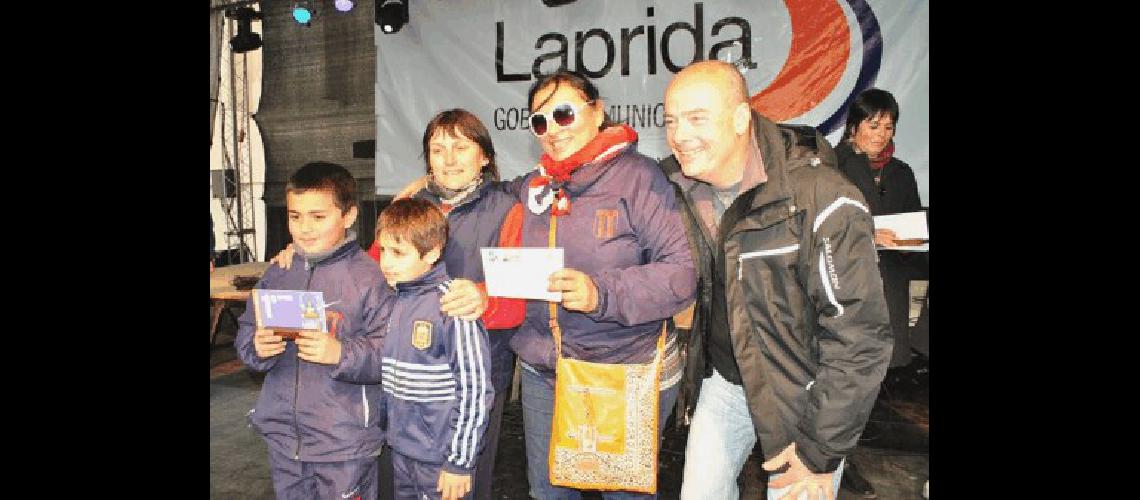 El Club LilÃn recibiÃ³ el primer premio del concurso de vidrieras 
