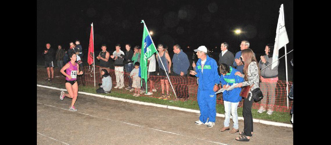Arribo de Nadia RodrÃ­guez que volviÃ³ a ganar el sÃbado en su ciudad 