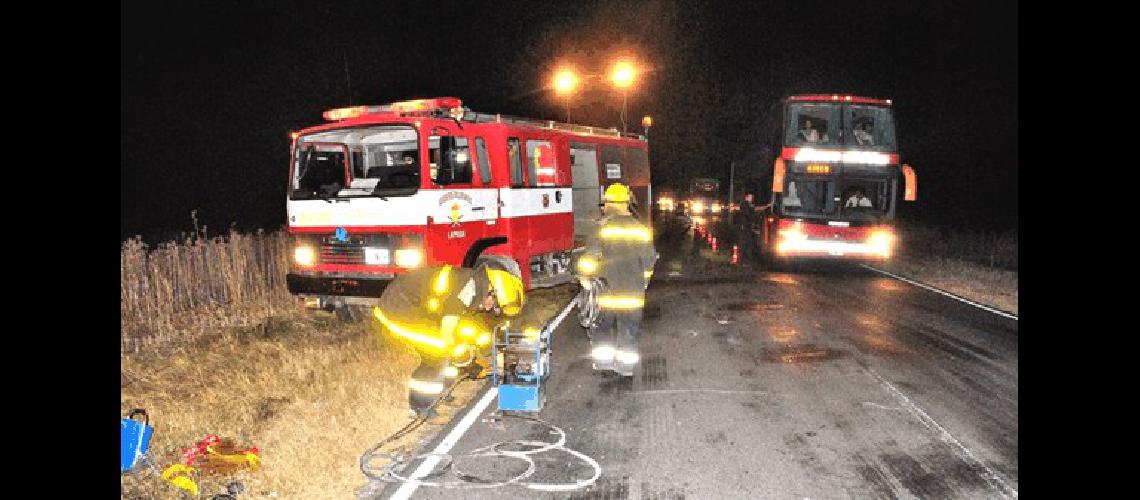 Los bomberos trabajaron en el lugar para liberar el trÃnsito 