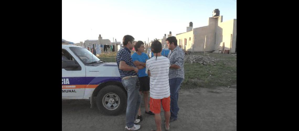 Se viven momentos de tensiÃ³n en un barrio sin terminar El gobierno municipal de La Madrid dijo que la Justicia decidirÃ el futuro de las familias que ocuparon las viviendas 