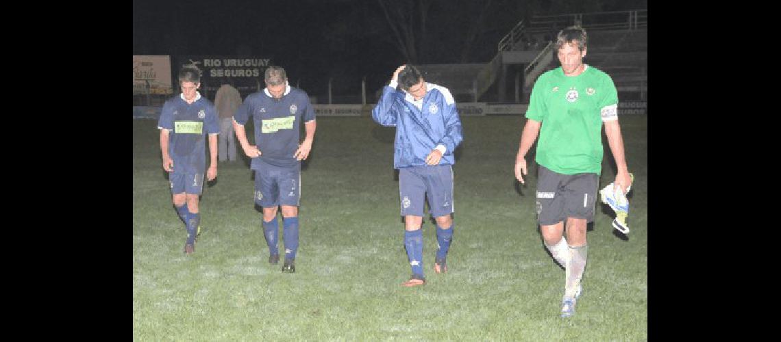 Racing A Club vive un triste momento No pudo revertir la historia y descendiÃ³ al Argentino B de fÃºtbol 