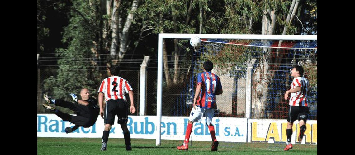 De manera notable en el aire BerdÃºn tapa el remate de Montero 