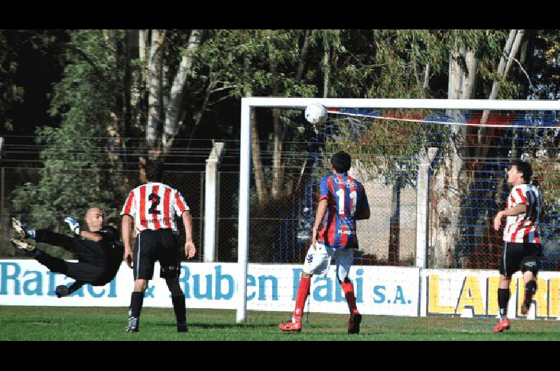 De manera notable en el aire BerdÃºn tapa el remate de Montero 