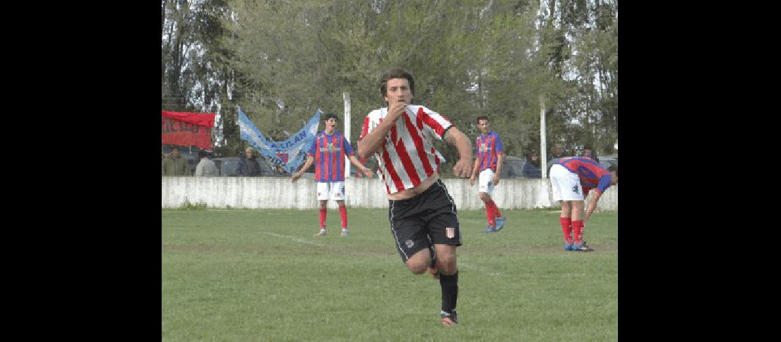 Julio Billani festeja el segundo de sus dos goles Ingeniero lo dio vuelta y le ganÃ³ 3 a 2 a LilÃn 
