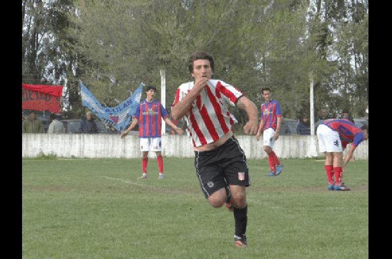 Julio Billani festeja el segundo de sus dos goles Ingeniero lo dio vuelta y le ganÃ³ 3 a 2 a LilÃn 