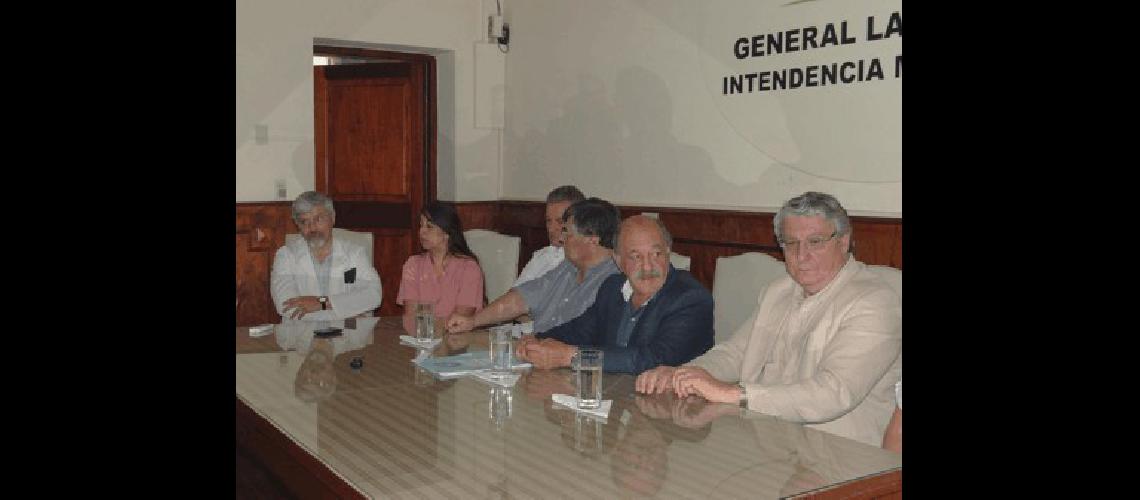 Las autoridades lamatritenses rubricaron un acuerdo con la UnicÃ©n para que estudiantes de Medicina realicen prÃcticas en el Hospital Dr Mariano Etchegaray 