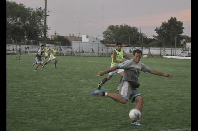 Longhini anotÃ³ dos goles en el amistoso contra Racing de La Madrid 