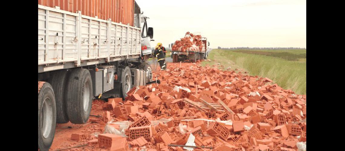 Uno de los camiones impactÃ³ de atrÃs al otro y generÃ³ la caÃ­da de la carga 