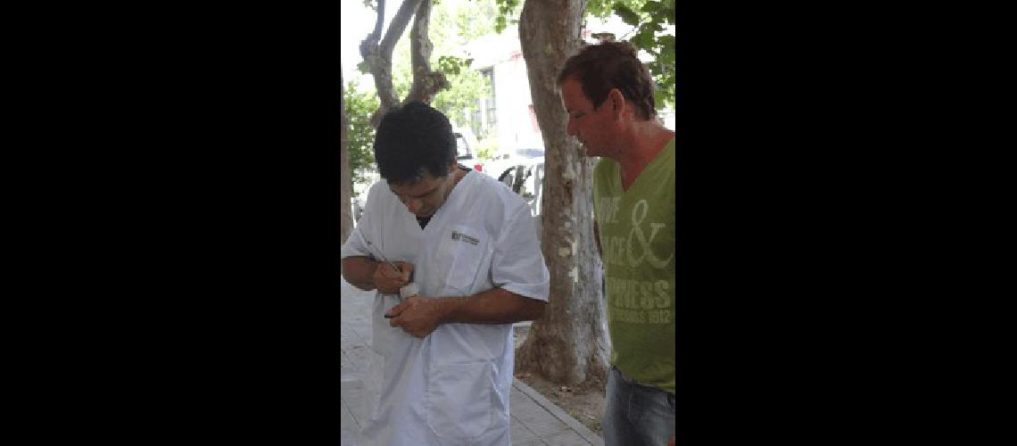 TÃ©cnicos del Instituto BacteriolÃ³gico TomÃs PerÃ³n visitaron General La Madrid y tomaron muestras del agua 