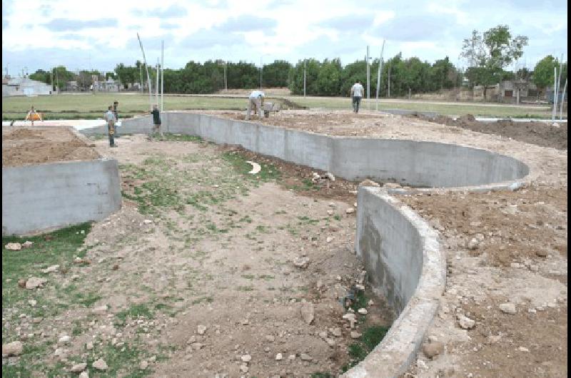 Vista de lo que serÃ la pista de skatepark de la plaza 