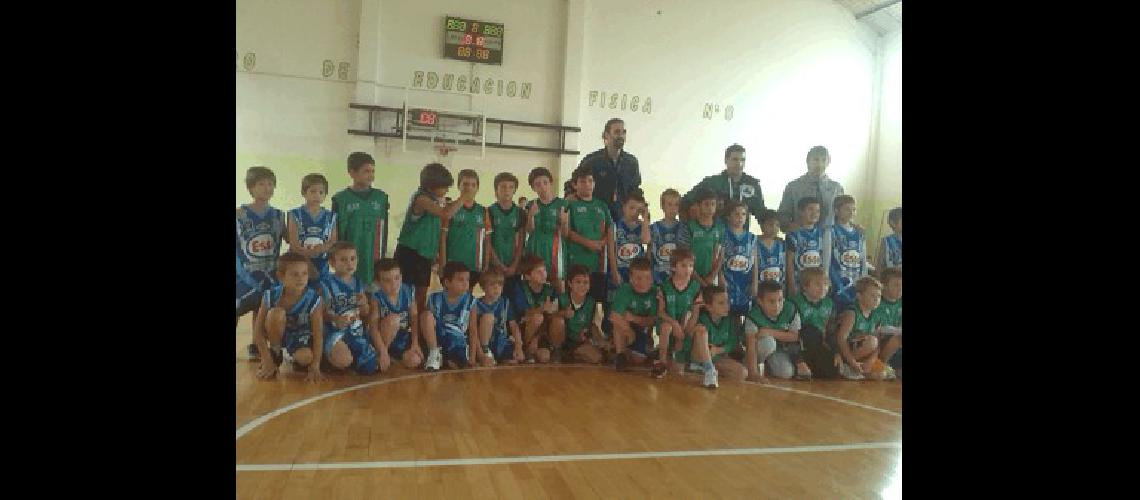 En la cancha de bÃsquet de Racing se realizÃ³ un amistoso entre chicos de La Madrid y Laprida 